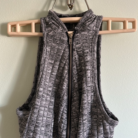 U2B Bodycon Grey and Black Heather Dress with Front Zipper - Picture 7 of 8